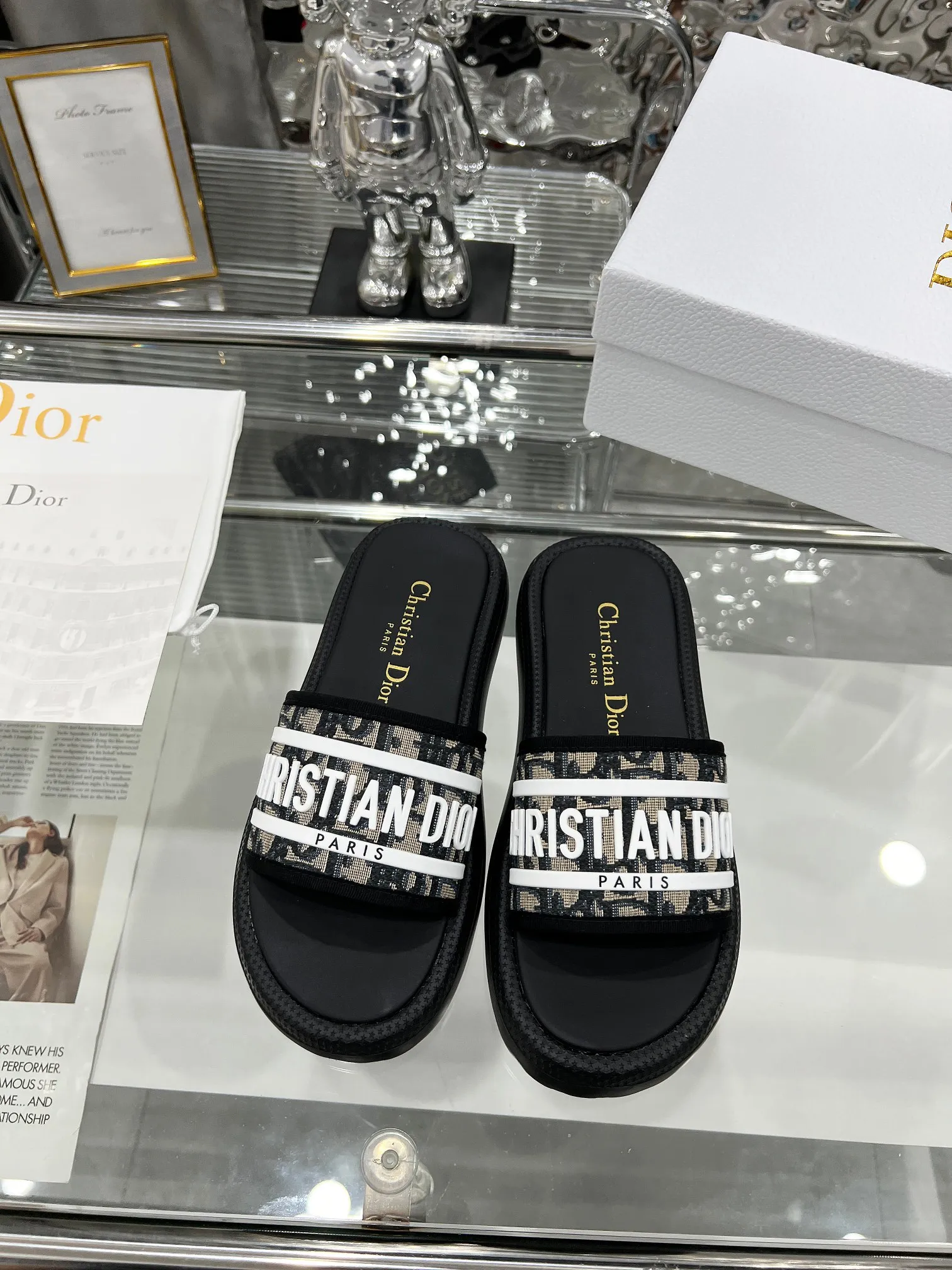 👟👟Ex-factory price 360👟👟 Dior Dior spring and summer catwalk newly upgraded sandal series classic thick-soled sandals original 1:1 development soft and delicate foot feel extremely comfortable versatile style original foam outsole 💝💝💝easy to control, 3 colors available, medium size 35-40 (41-42 customized)